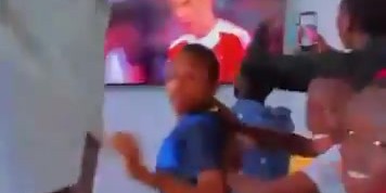 芒果体育-巴拉·恩迪亚耶上演拜仁一线队首秀，球员青训学院疯狂庆祝